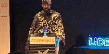 Hummingbird’s Defiant Drop: Nigerian Chess Pioneer Tunde Onakoya Becomes First African to Win Prestigious Lideramos Youth Award for Social Impact