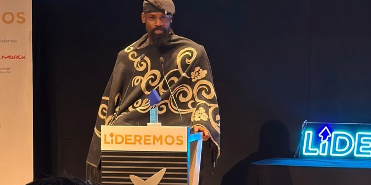 Hummingbird’s Defiant Drop: Nigerian Chess Pioneer Tunde Onakoya Becomes First African to Win Prestigious Lideramos Youth Award for Social Impact